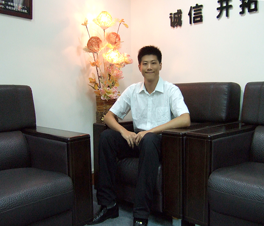 成熟稳重,自信上进,家中独生子,用情专一,出生于高知家庭,父母是大学